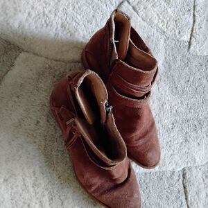 Womens Size 7.5 BORN Ankle Boots with Zipper.